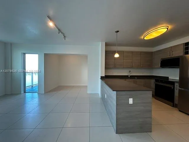 Foto de propiedad en 7525 E Treasure Drive 1008, North Bay Village, FL 33141 North Bay Village con MLS# 