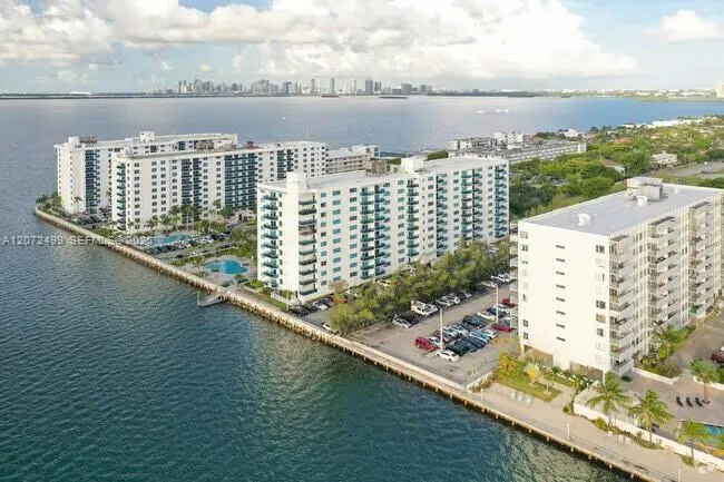 Foto de propiedad en 7525 E Treasure Drive 1012, North Bay Village, FL 33141 North Bay Village con MLS# 