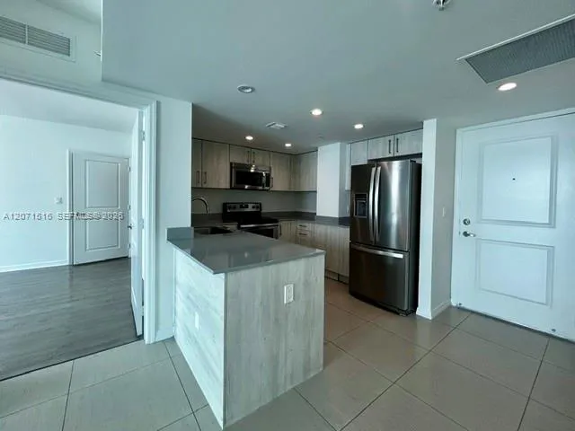 Foto de propiedad en 7525 E Treasure Drive 505, North Bay Village, FL 33141 North Bay Village con MLS# 