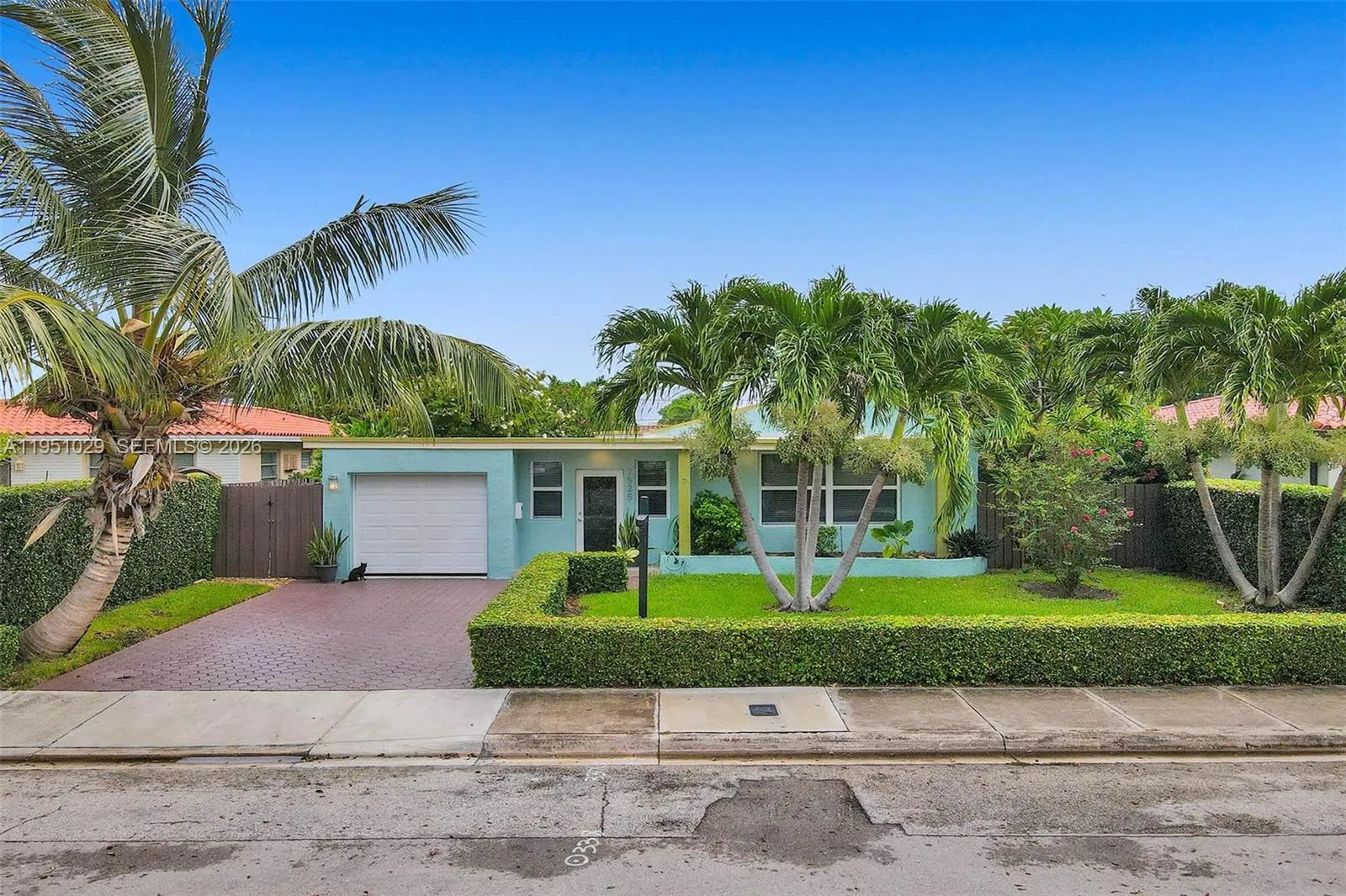 Foto de propiedad en 7525 W Treasure Drive, North Bay Village, FL 33141 North Bay Village con MLS# 
