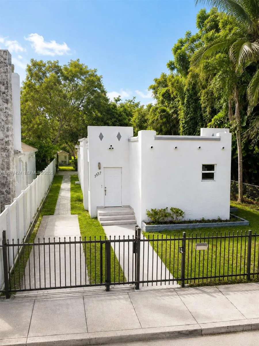 Foto de propiedad en 7537 NW 3rd Avenue, Miami, FL 33150 Miami con MLS# 