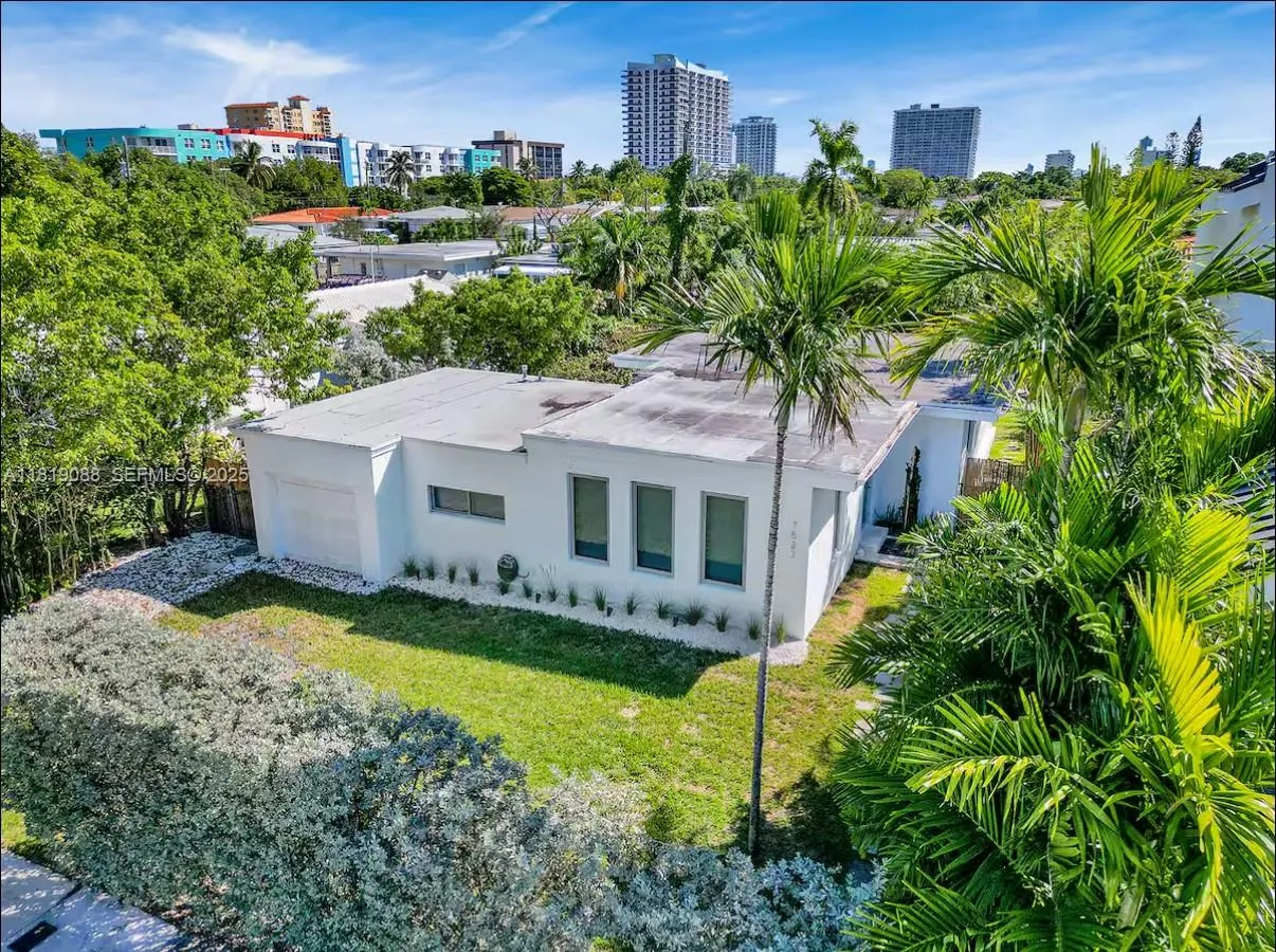 Foto de propiedad en 7537 W Treasure Drive, North Bay Village, FL 33141 North Bay Village con MLS# 