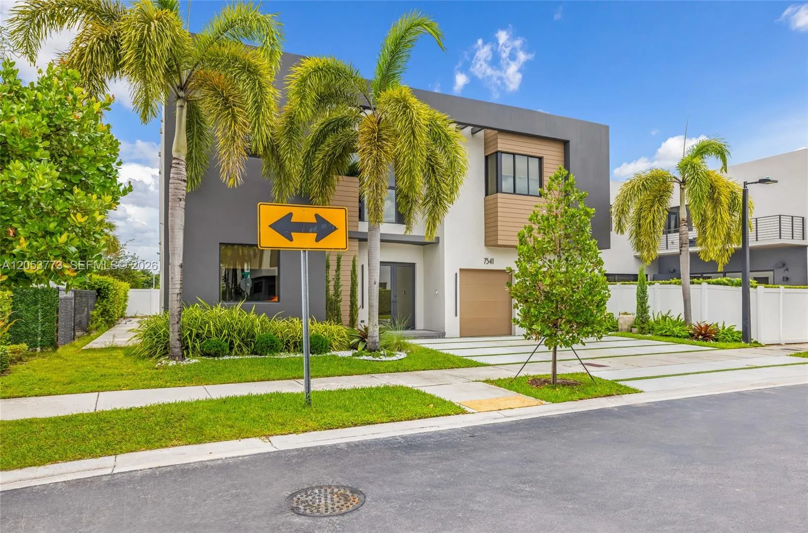 Foto de propiedad en 7541 NW 100th Avenue, Doral, FL 33178 Doral con MLS# 