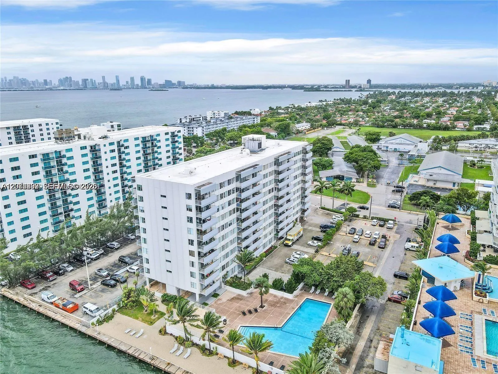 Foto de propiedad en 7545 E Treasure Drive 1A, North Bay Village, FL 33141 North Bay Village con MLS# 