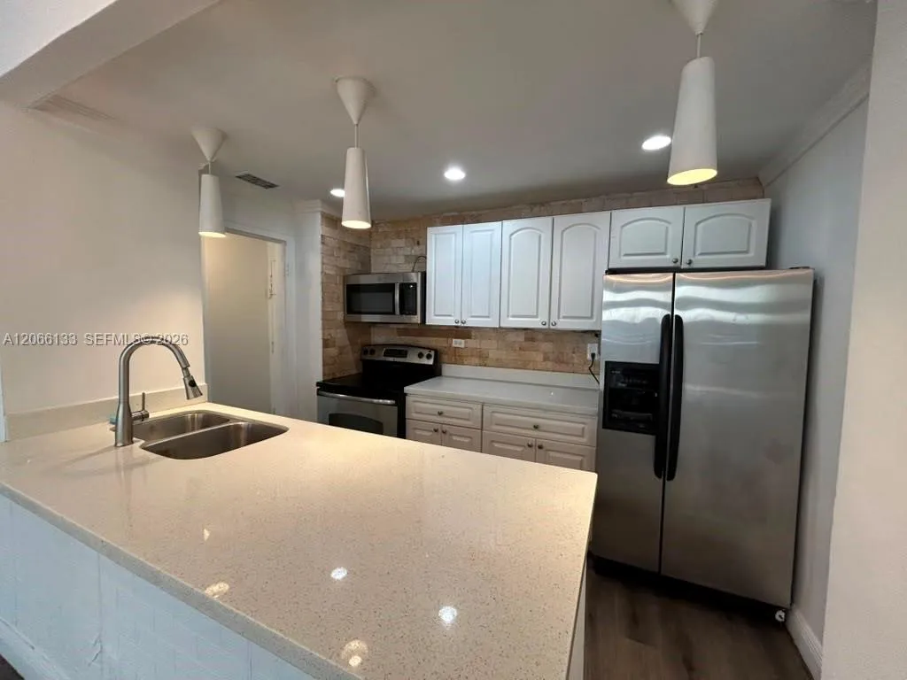Foto de propiedad en 7545 E Treasure Drive 1B, North Bay Village, FL 33141 North Bay Village con MLS# 