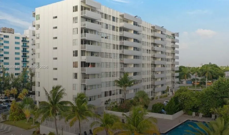 Foto de propiedad en 7545 E Treasure Drive 3I, North Bay Village, FL 33141 North Bay Village con MLS# 
