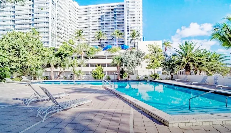 Foto de propiedad en 7545 E Treasure Drive 3I, North Bay Village, FL 33141 North Bay Village con MLS# 