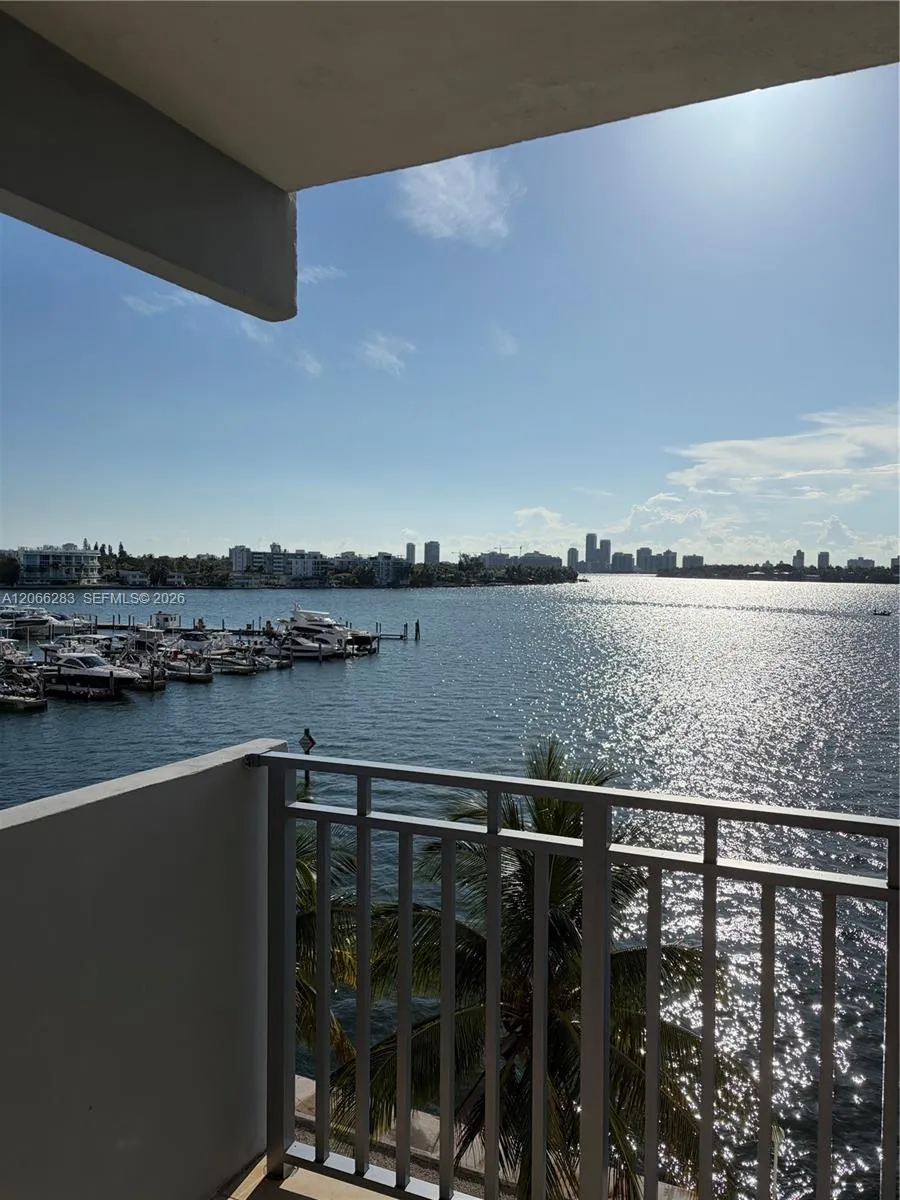 Foto de propiedad en 7545 E Treasure Drive 5G, North Bay Village, FL 33141 North Bay Village con MLS# 