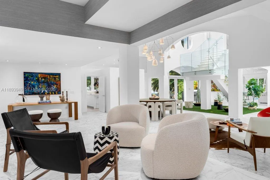 Foto de propiedad en 755 Blue Road, Coral Gables, FL 33146 Coral Gables con MLS# 