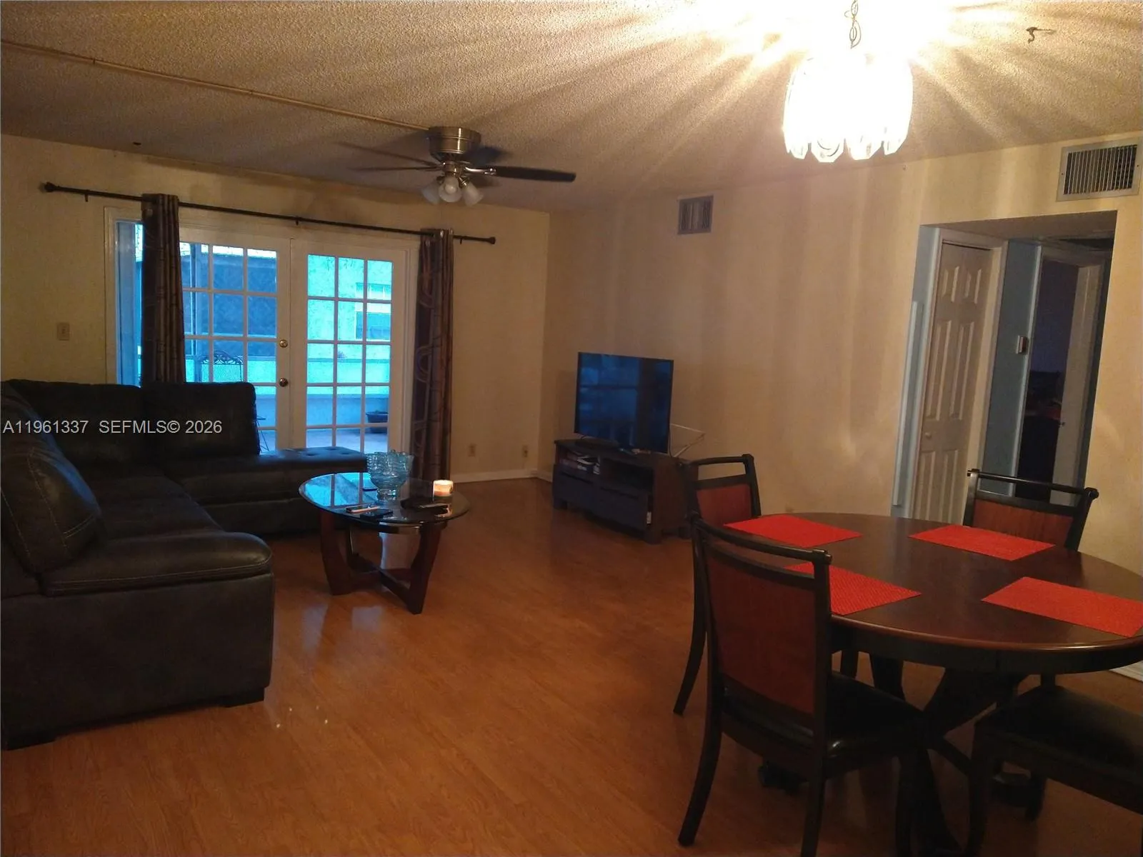 Foto de propiedad en 7554 Stirling Road 105, Davie, FL 33024 Davie con MLS# 