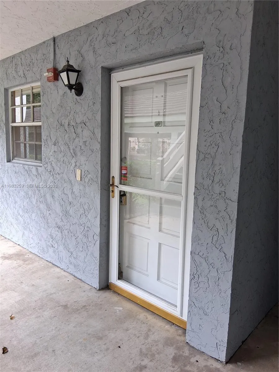 Foto de propiedad en 7556 Stirling Road 123, Davie, FL 33024 Davie con MLS# 