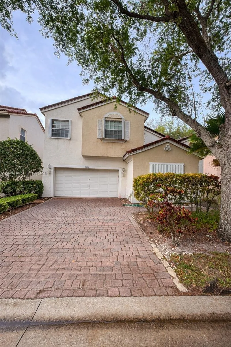 Foto de propiedad en 7558 NW 17th Drive, Pembroke Pines, FL 33024 Pembroke Pines con MLS# 