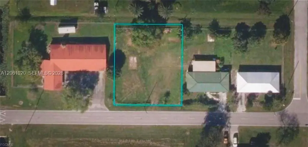 Foto de propiedad en 757 SW Avenue R, Moore Haven, FL 33471 Moore Haven con MLS# 