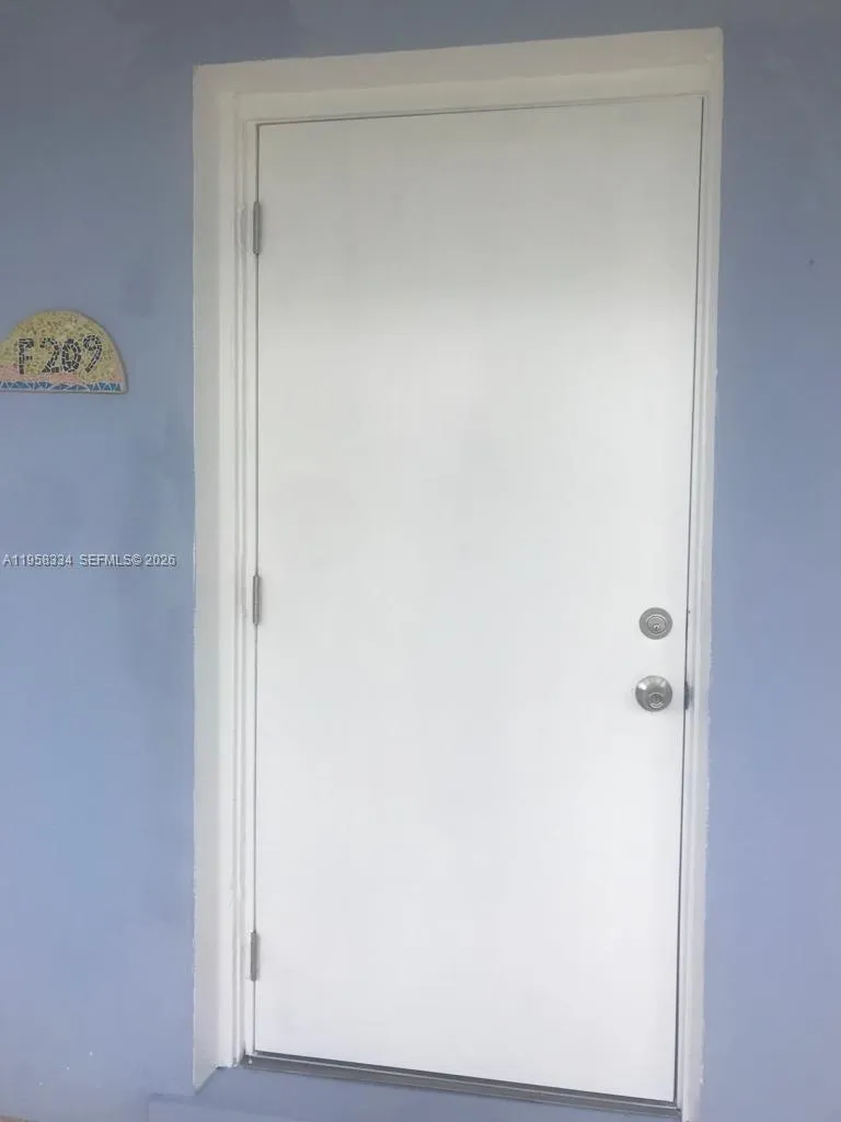 Foto de propiedad en 7570 SW 82nd Street F209, Miami, FL 33143 Miami con MLS# 