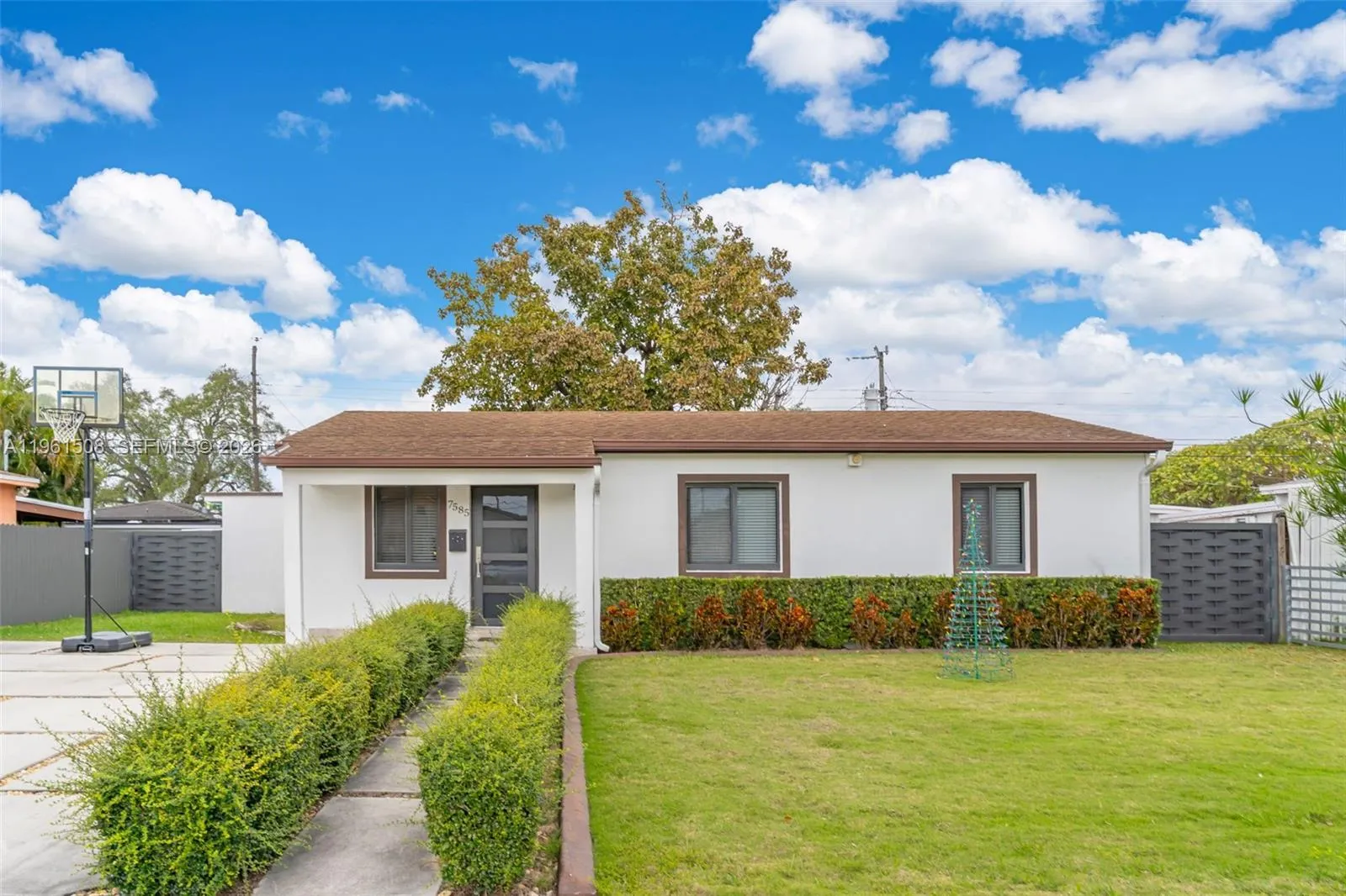 Foto de propiedad en 7585 SW 28th Street, Miami, FL 33155 Miami con MLS# 