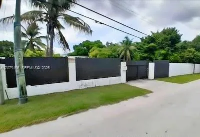 Foto de propiedad en 759 S Biscayne River Drive, Miami, FL 33169 Miami con MLS# 