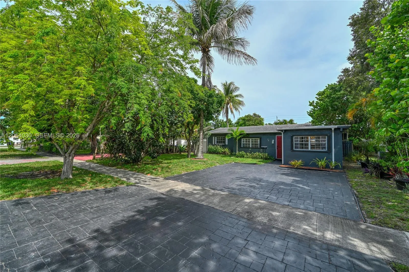 Foto de propiedad en 76 NE 170th Street, North Miami Beach, FL 33162 North Miami Beach con MLS# 
