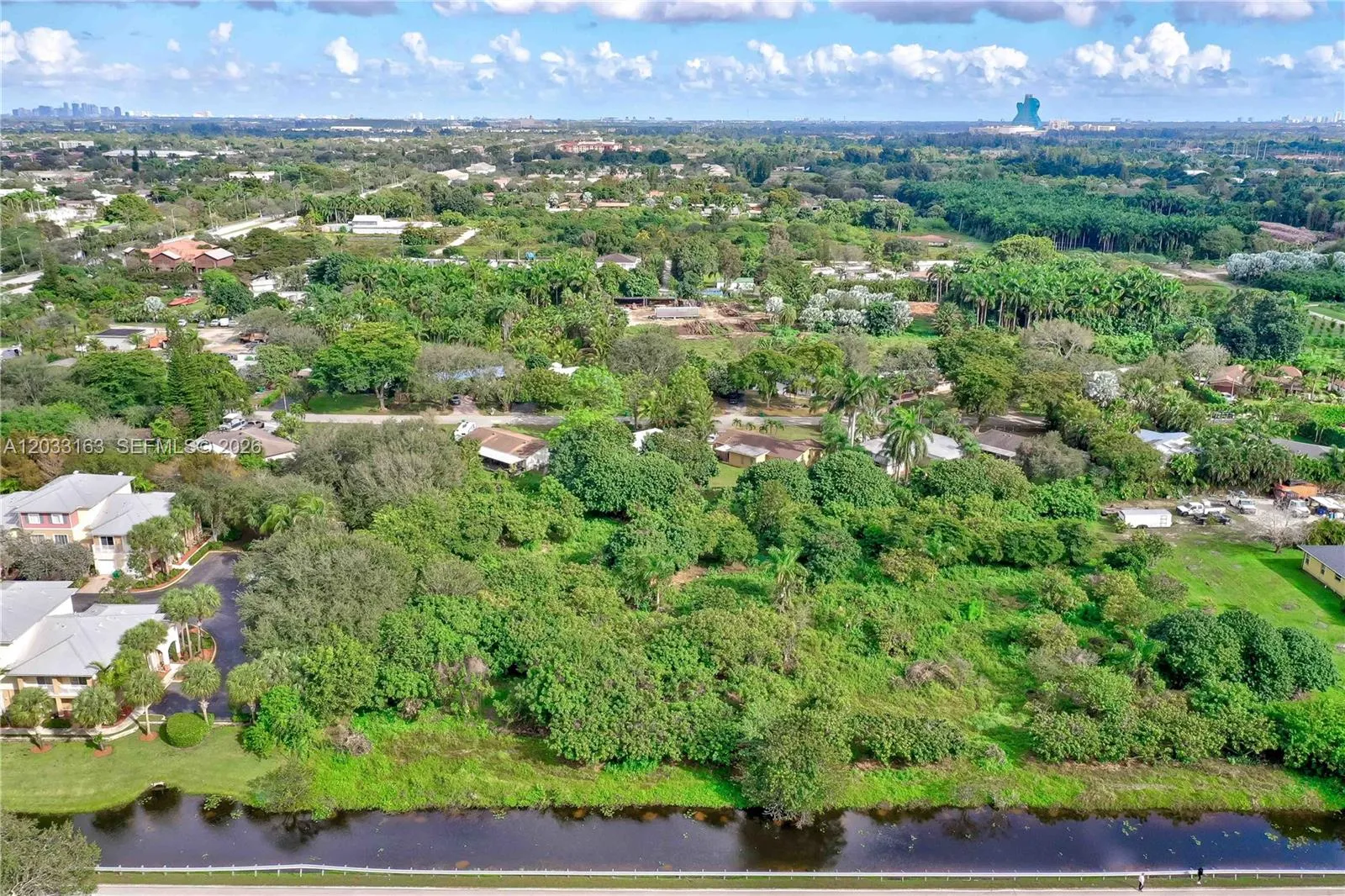 Foto de propiedad en 76 SW Ave, Davie, FL 33314 Davie con MLS# 