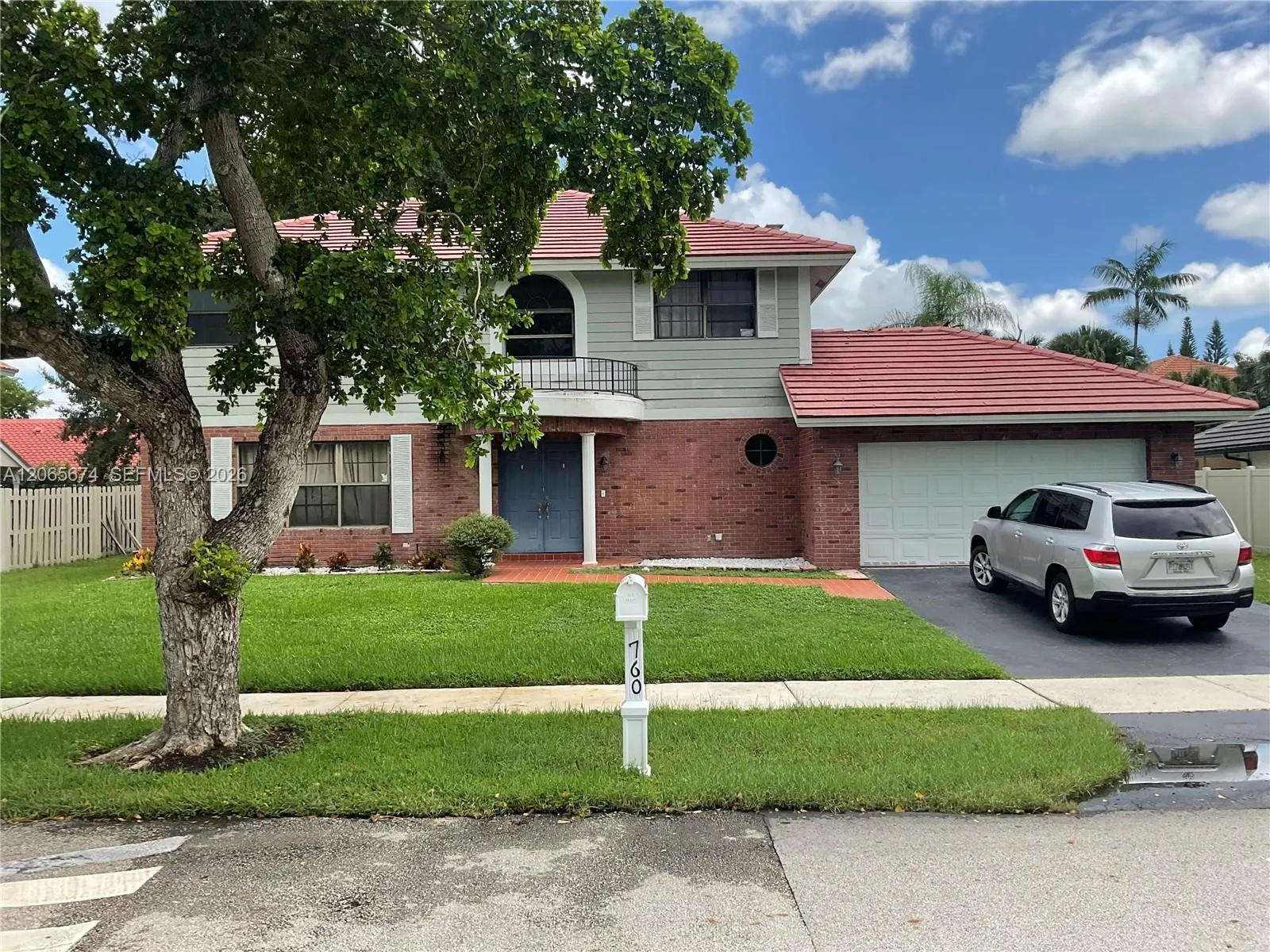 Foto de propiedad en 760 Blue Ridge Way, Davie, FL 33325 Davie con MLS# 