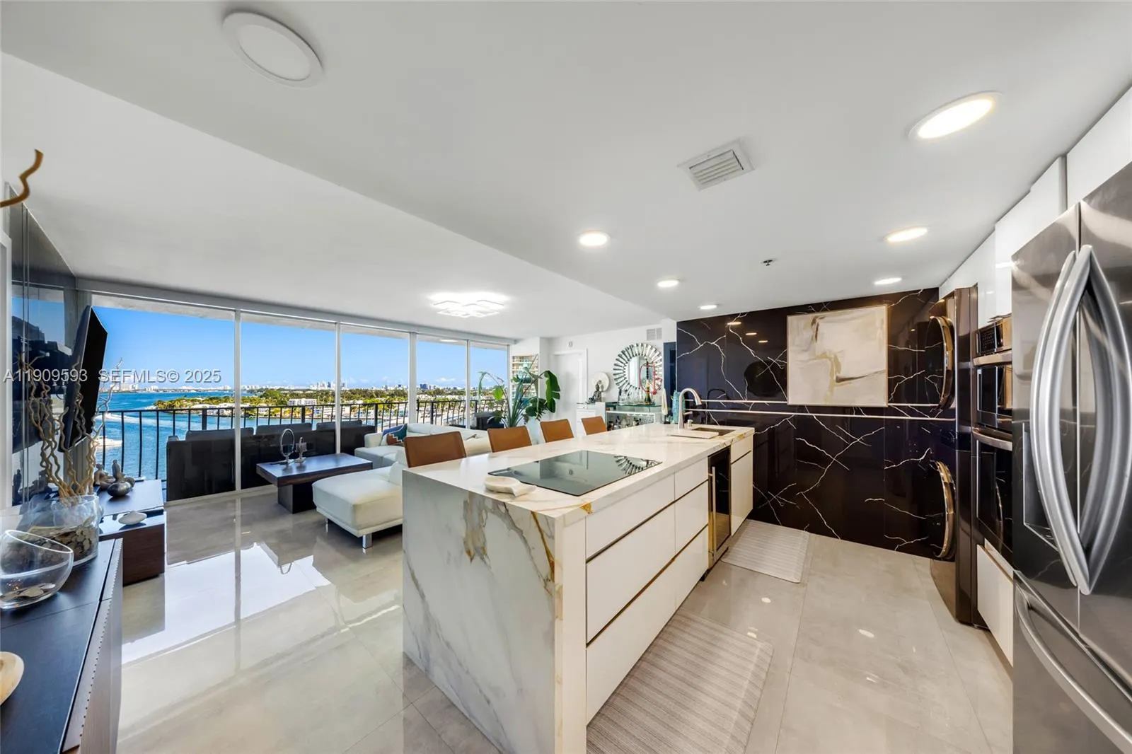 Foto de propiedad en 7601 E Treasure Drive 1216, North Bay Village, FL 33141 North Bay Village con MLS# 