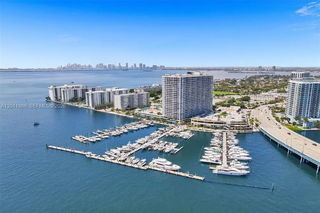 Foto de propiedad en 7601 E Treasure Drive 1411, North Bay Village, FL 33141 North Bay Village con MLS# 