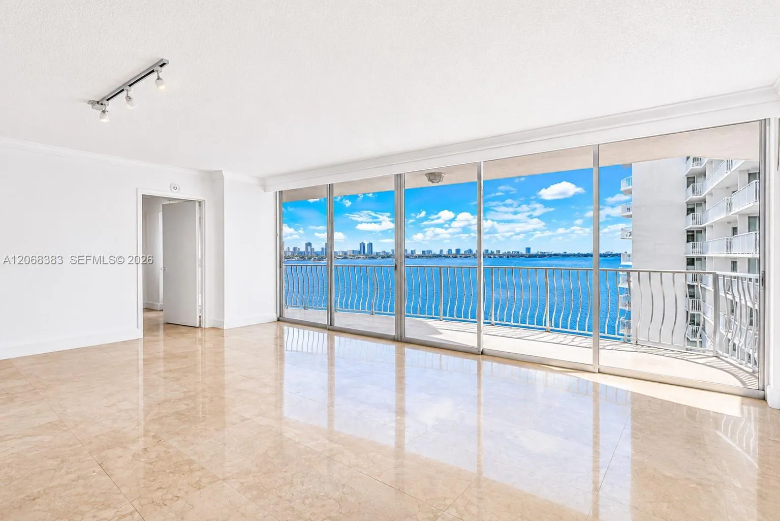 Foto de propiedad en 7601 E Treasure Drive 1924, North Bay Village, FL 33141 North Bay Village con MLS# 