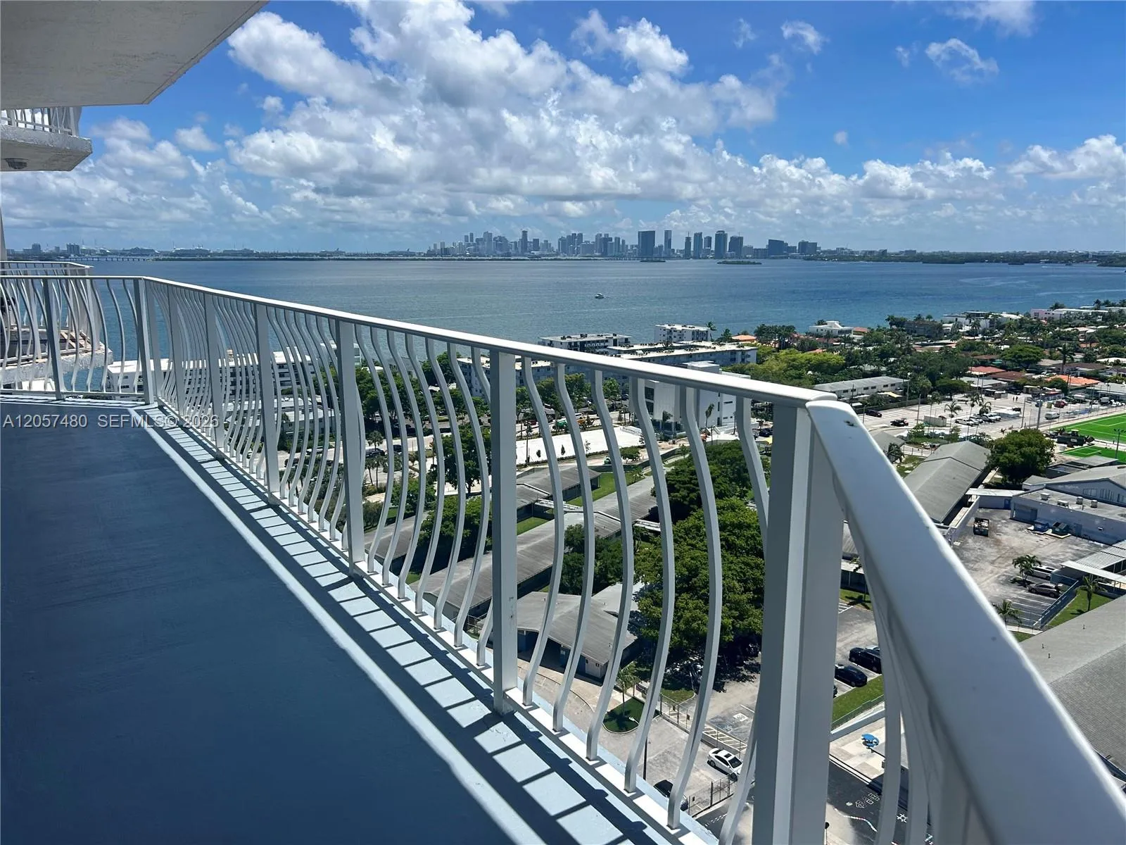 Foto de propiedad en 7601 E Treasure Drive 2104, North Bay Village, FL 33141 North Bay Village con MLS# 