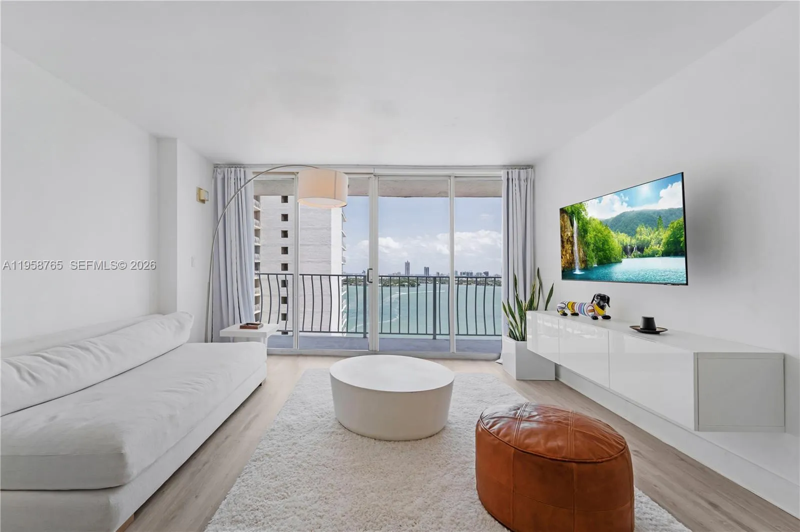 Foto de propiedad en 7601 E Treasure Drive 2209, North Bay Village, FL 33141 North Bay Village con MLS# 