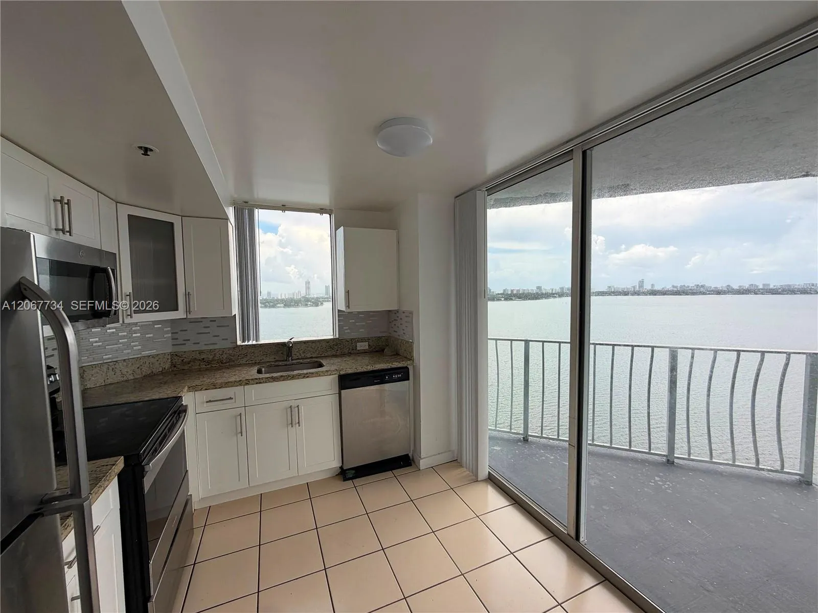 Foto de propiedad en 7601 E Treasure Drive 2220, North Bay Village, FL 33141 North Bay Village con MLS# 