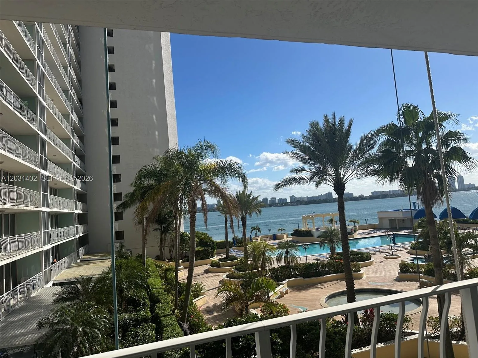 Foto de propiedad en 7601 E Treasure Drive 610, North Bay Village, FL 33141 North Bay Village con MLS# 