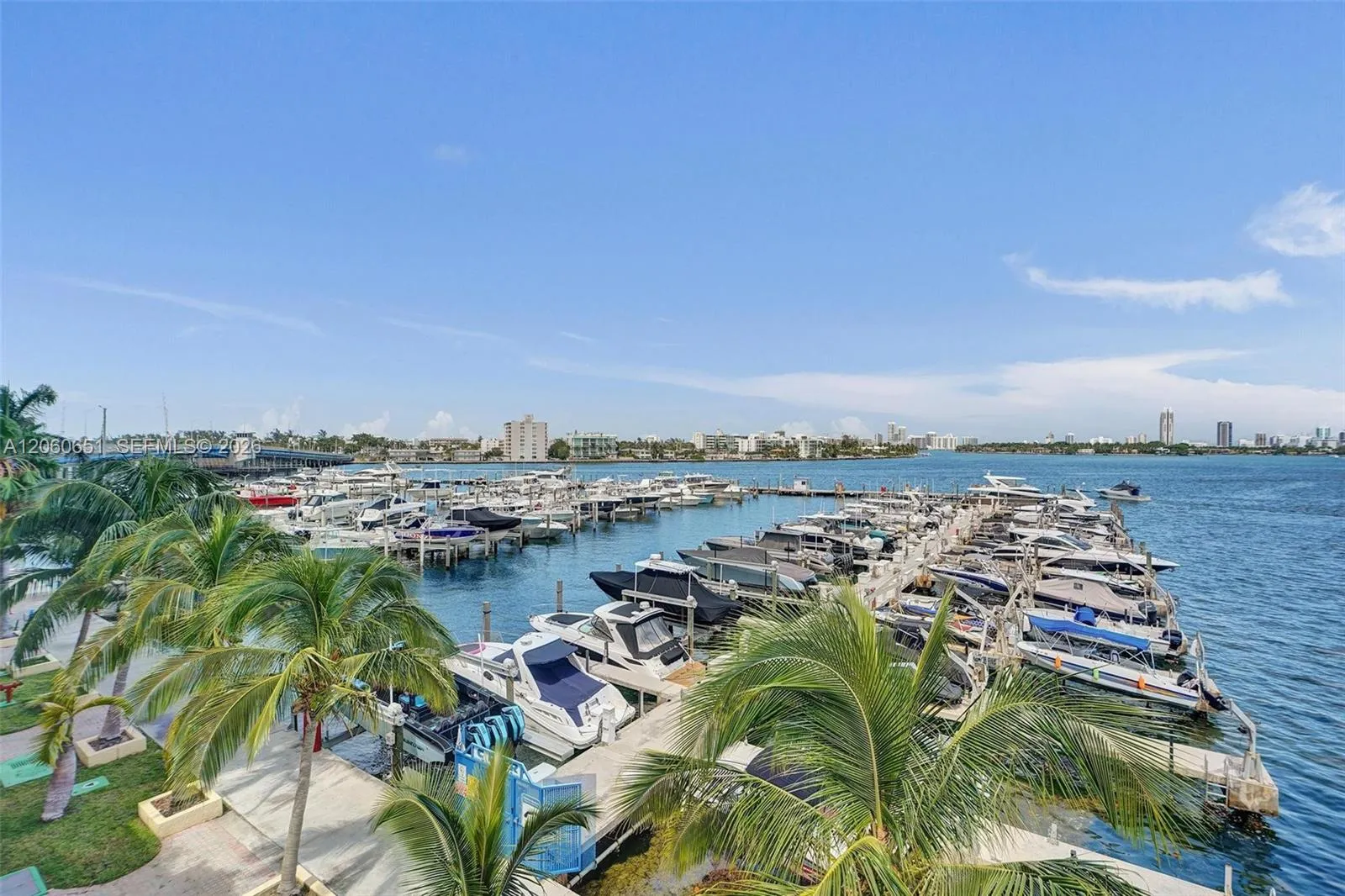 Foto de propiedad en 7601 E Treasure Drive 717, North Bay Village, FL 33141 North Bay Village con MLS# 