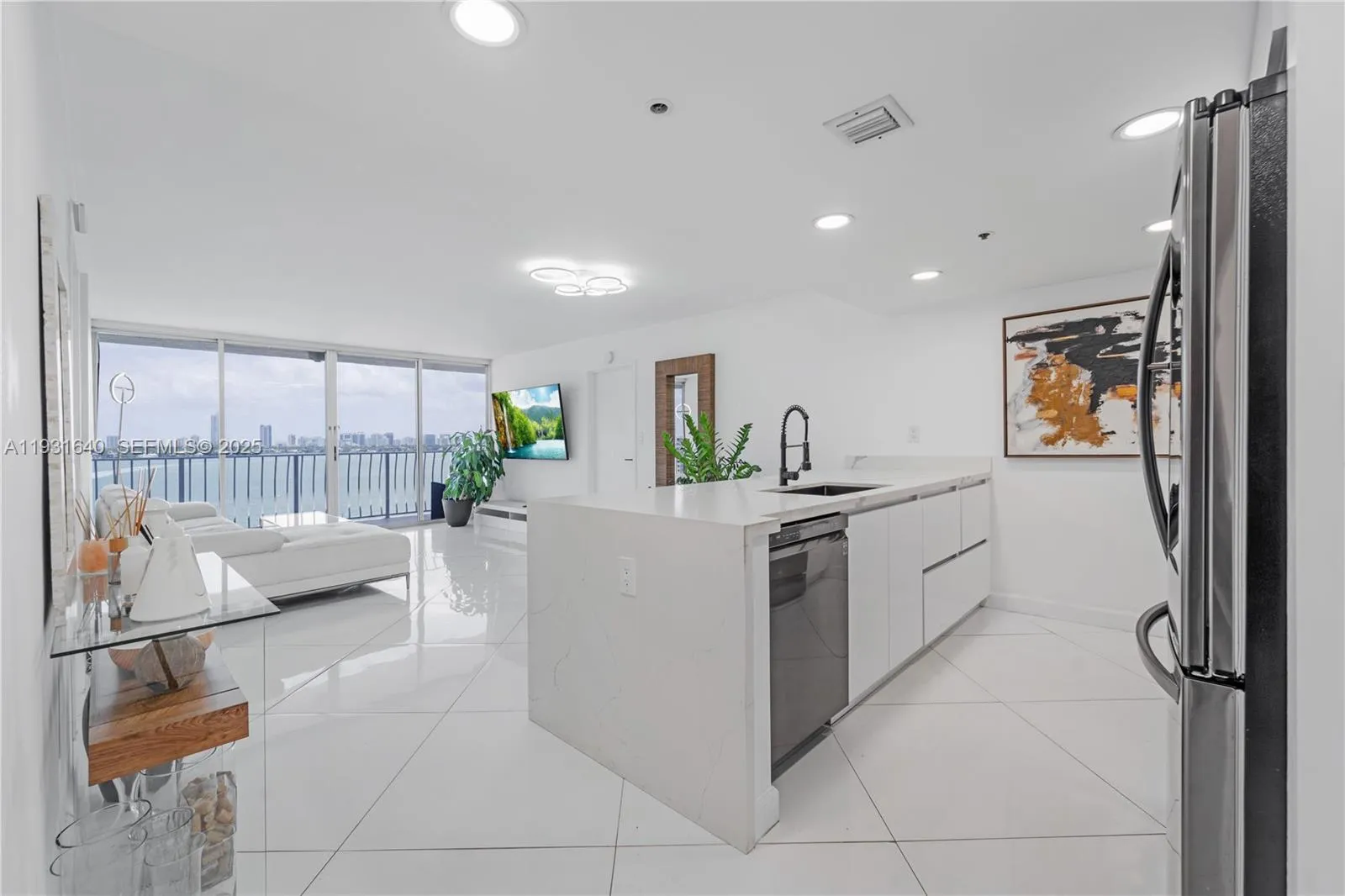 Foto de propiedad en 7601 E Treasure Drive 819, North Bay Village, FL 33141 North Bay Village con MLS# 