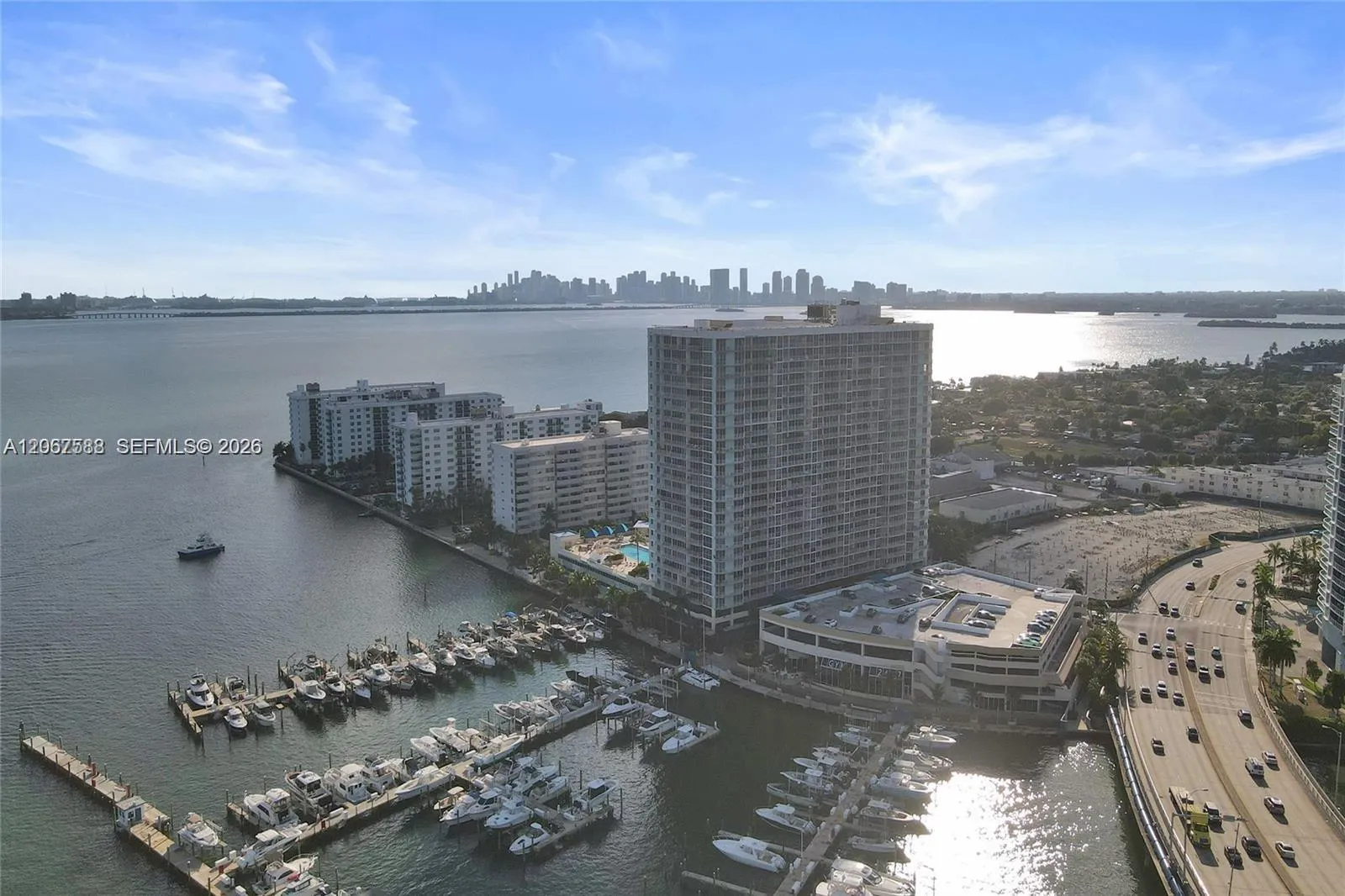 Foto de propiedad en 7601 E Treasure Drive 902, North Bay Village, FL 33141 North Bay Village con MLS# 