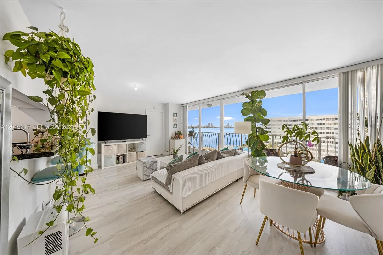 Foto de propiedad en 7601 E Treasure Drive 923, North Bay Village, FL 33141 North Bay Village con MLS# 