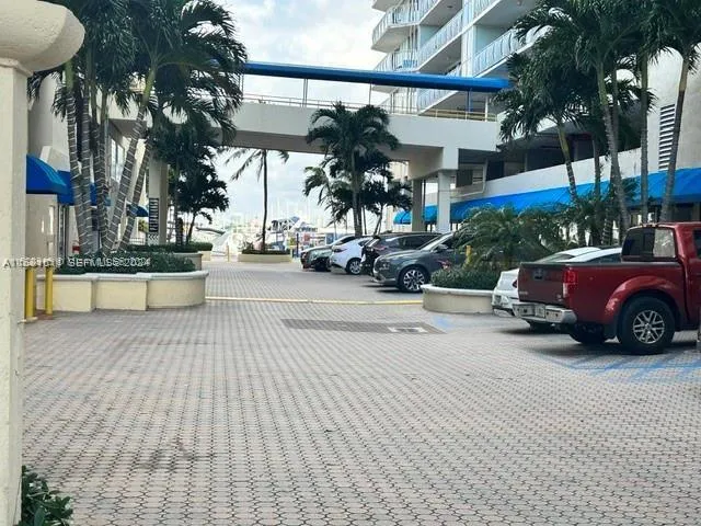 Foto de propiedad en 7601 E Treasure Drive CU-4, North Bay Village, FL 33141 North Bay Village con MLS# 