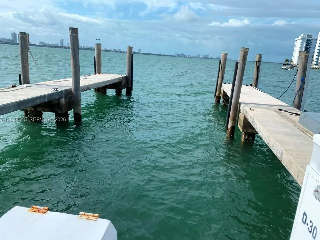 Foto de propiedad en 7601 E Treasure Drive, North Bay Village, FL 33141 North Bay Village con MLS# 