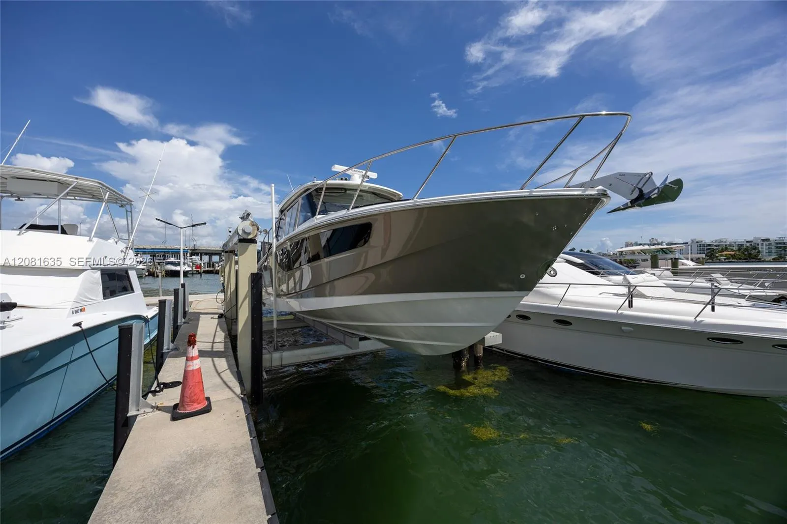 Foto de propiedad en 7601 E Treasure Drive, North Bay Village, FL 33141 North Bay Village con MLS# 
