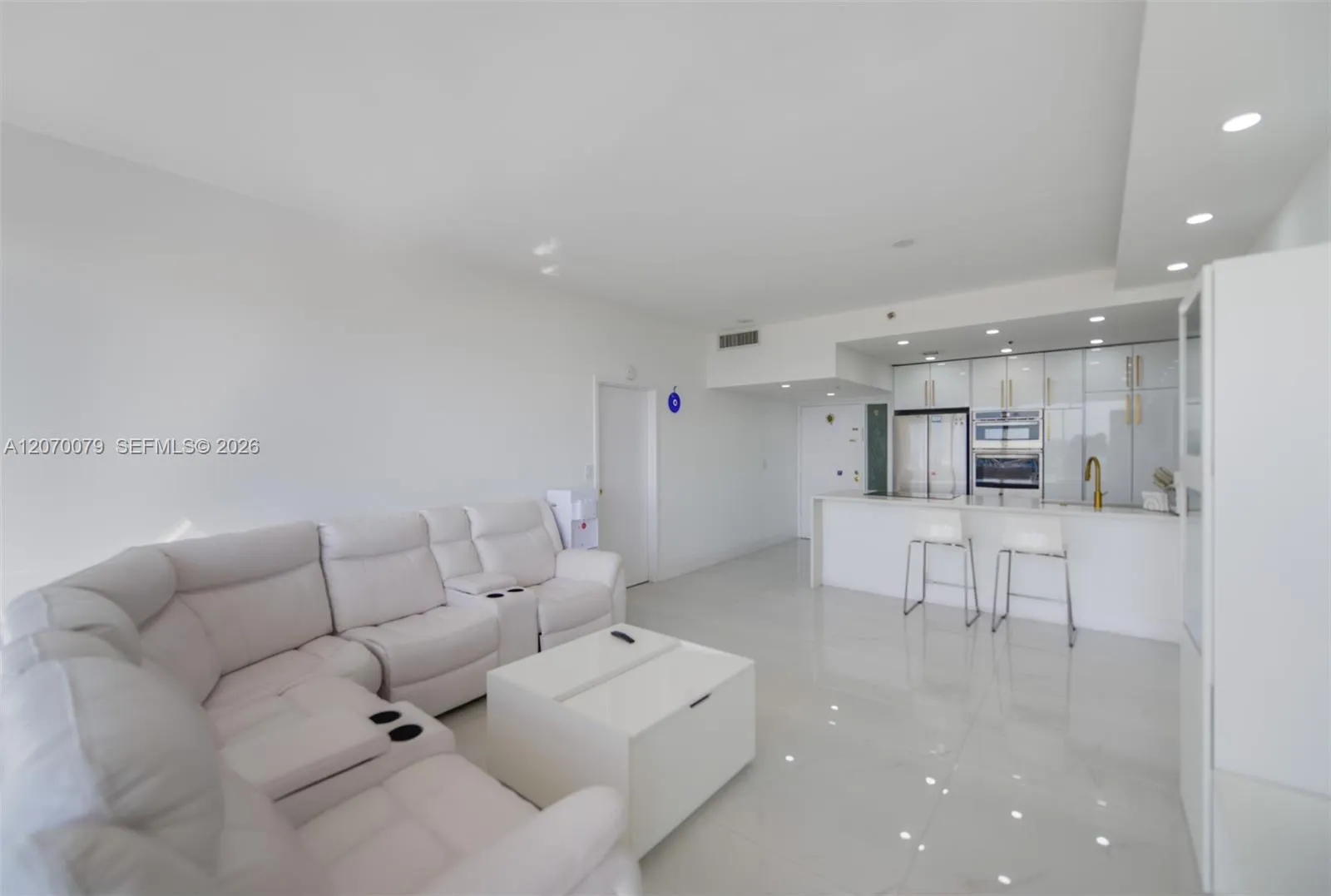 Foto de propiedad en 7601 E Treasure Drive PH103, North Bay Village, FL 33141 North Bay Village con MLS# 