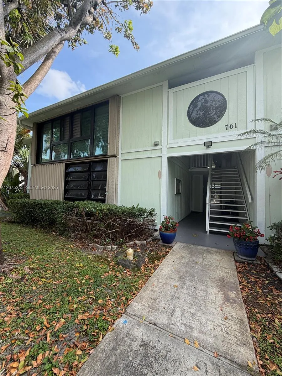 Foto de propiedad en 761 NE 199th Street 202, Miami, FL 33179 Miami con MLS# 