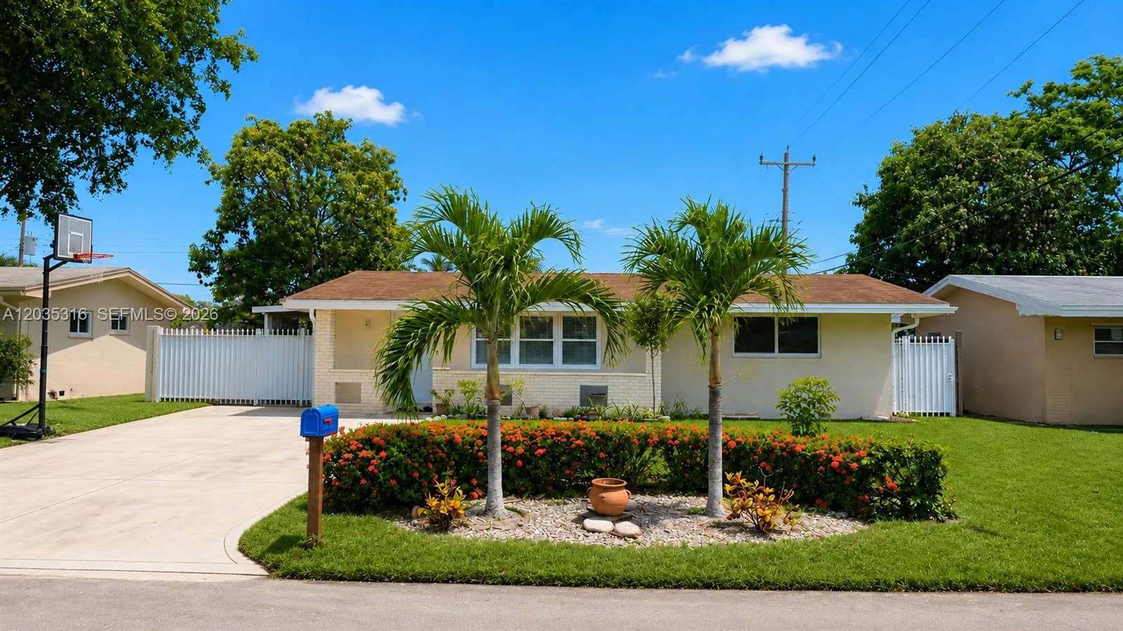 Foto de propiedad en 7611 NW 15th Court, Pembroke Pines, FL 33024 Pembroke Pines con MLS# 