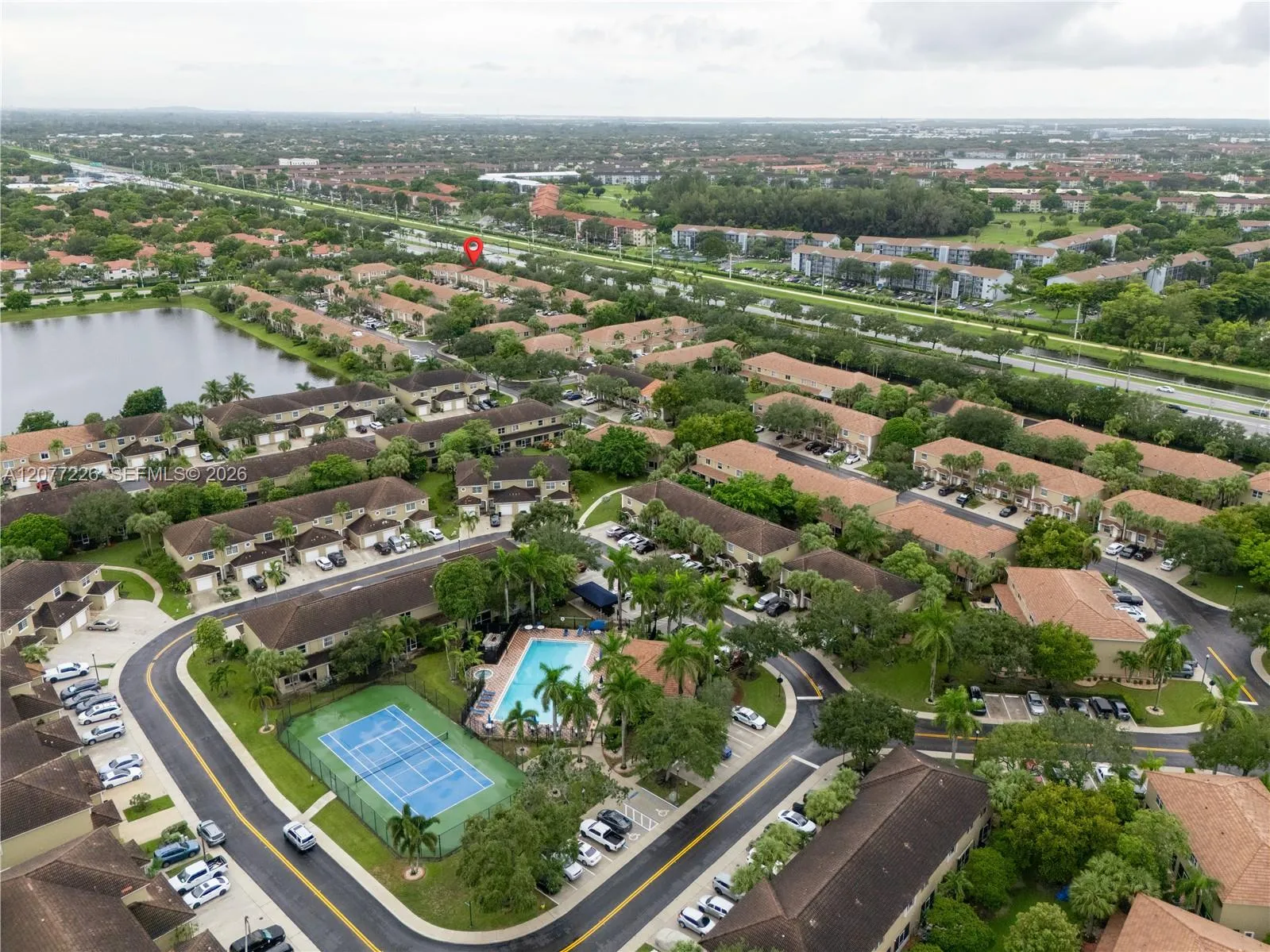 Foto de propiedad en 762 SW 122nd Terrace, Pembroke Pines, FL 33025 Pembroke Pines con MLS# 