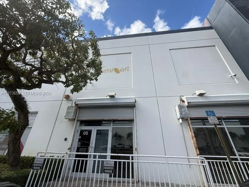 Foto de propiedad en 7620 NW 25th Street 5, Miami, FL 33122 Miami con MLS# 