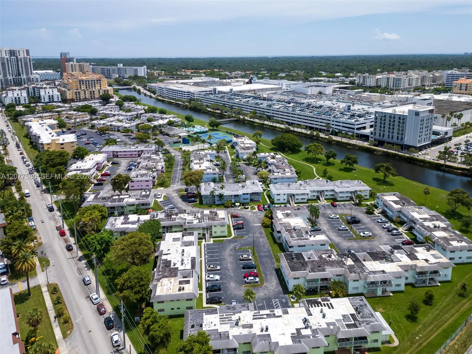 Foto de propiedad en 7620 SW 82nd Street J102, Miami, FL 33143 Miami con MLS# 