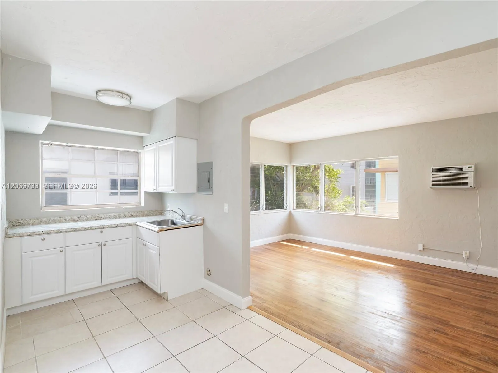 Foto de propiedad en 7635 Dickens Avenue 8, Miami Beach, FL 33141 Miami Beach con MLS# 