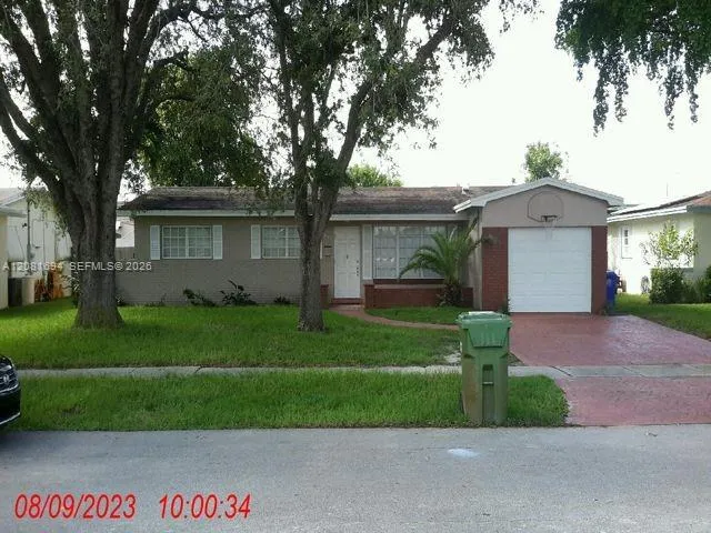Foto de propiedad en 7640 NW 1st Street, Pembroke Pines, FL 33024 Pembroke Pines con MLS# 