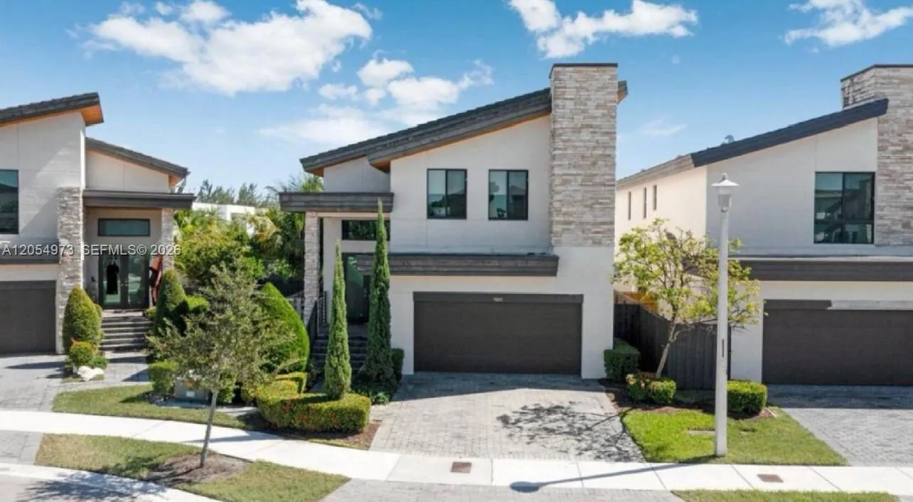 Foto de propiedad en 7641 NW 102nd Court, Doral, FL 33178 Doral con MLS# 