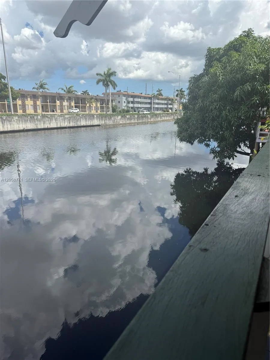 Foto de propiedad en 7643 S River Drive, Medley, FL 33166 Medley con MLS# 
