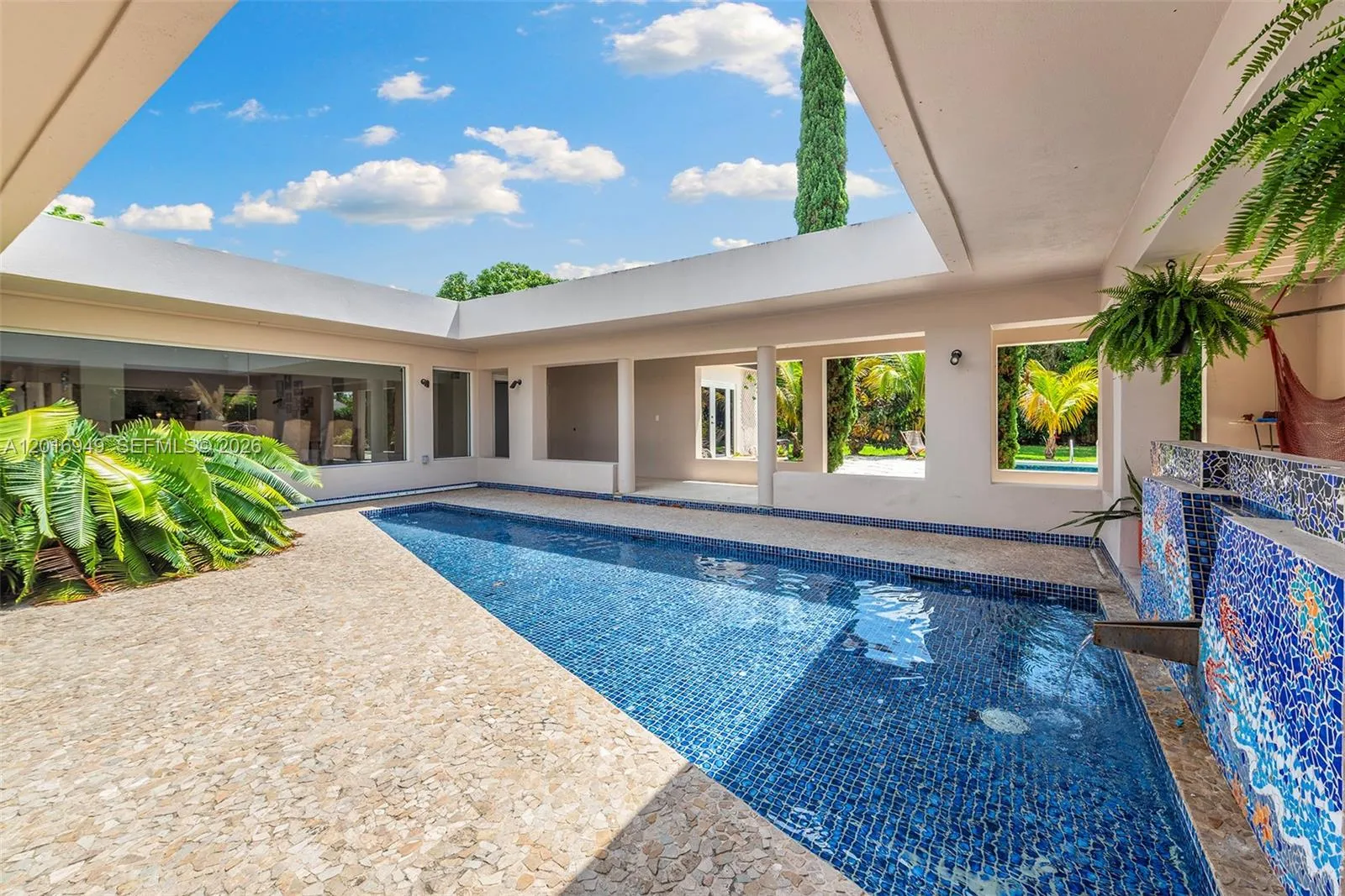 Foto de propiedad en 7650 SW 128th Street, Pinecrest, FL 33156 Pinecrest con MLS# 