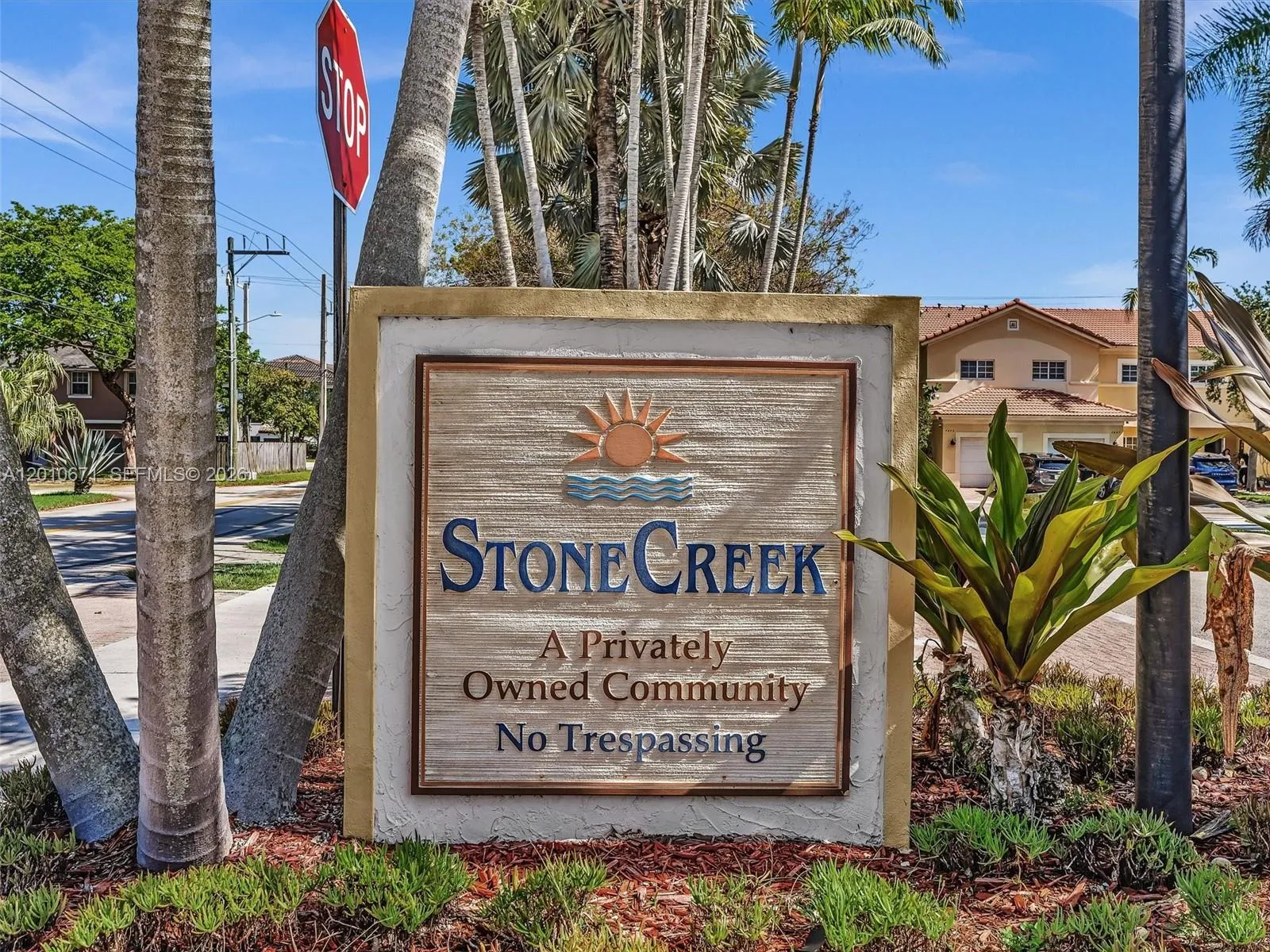 Foto de propiedad en 7659 N Stonecreek Circle, Davie, FL 33024 Davie con MLS# 