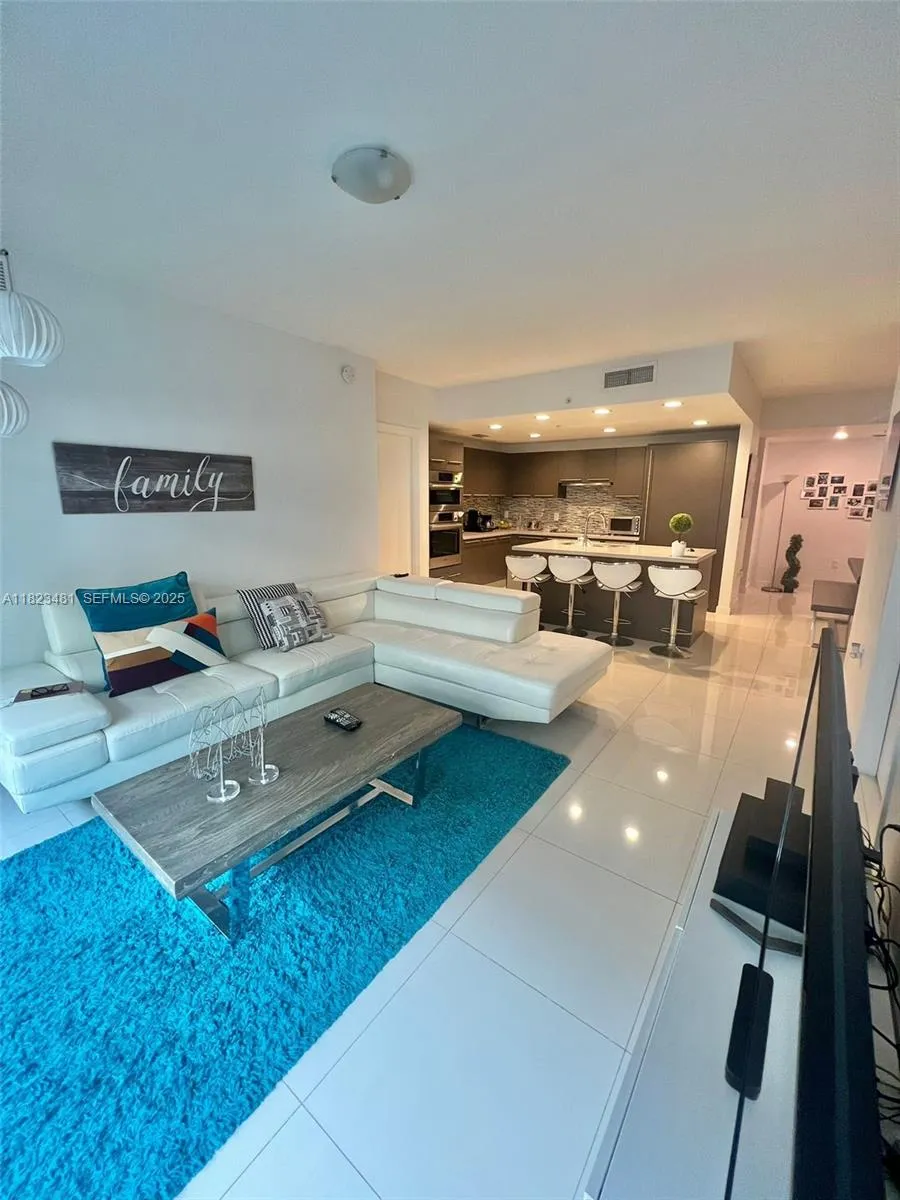 Foto de propiedad en 7661 NW 107th Avenue 207, Doral, FL 33178 Doral con MLS# 